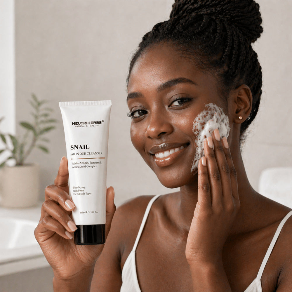 Žena používa Neutriherbs Snail All In One Cleanser s bohatou čistiacou penou na jemné čistenie tváre. Hydratačný prípravok na umývanie tváre, ktorý účinne čistí pokožku bez vysušovania a je vhodný pre všetky typy pleti.