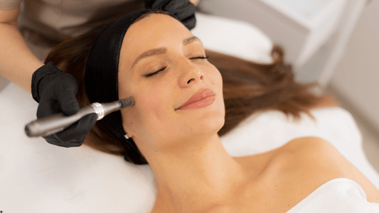 Microneedlingbehandling där en hudterapeut använder en microneedling-penna på kinden för att stimulera hudens förnyelse, kollagenproduktion och förbättra hudens struktur på ett kontrollerat och professionellt sätt.