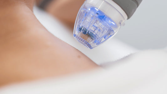 Närbild på nålpatron till Dr. Pen microneedling-penna under behandling för hygienisk och säker hudvård.