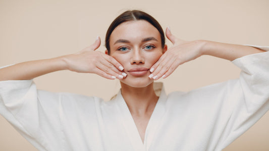 Kvinna som visar hudvårdsrutin och återhämtning efter microneedling med fokus på hudens läkning dag för dag.