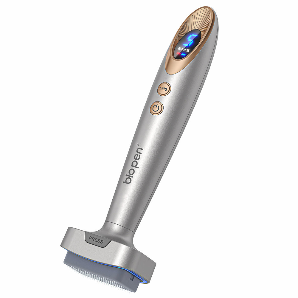 Bio Pen Bio 6 microneedling-zariadenie v striebornej farbe s EMS funkciou a LED displejom, navrhnuté pre omladenie pokožky, spevnenie a zlepšenú absorpciu séra.