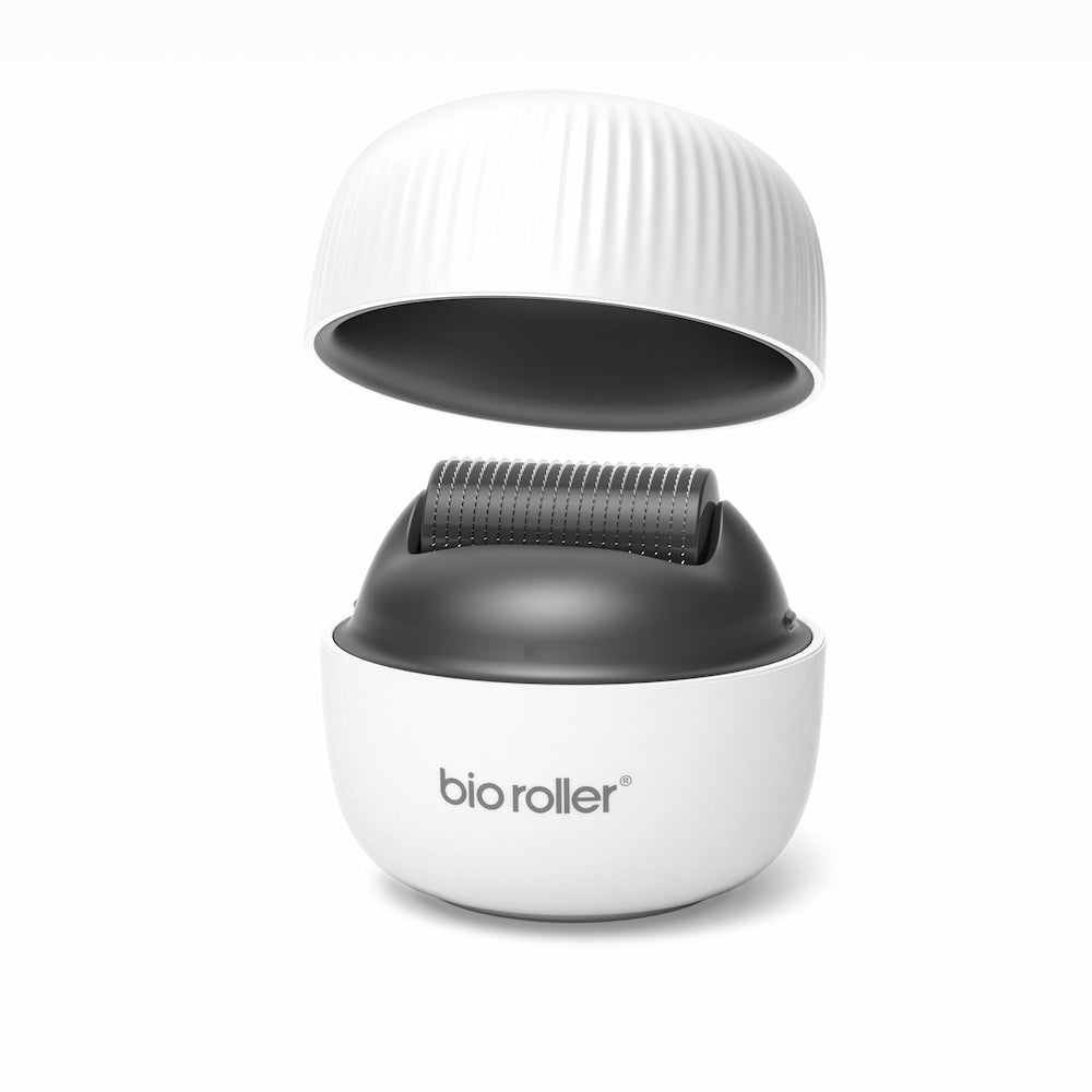 Bio Roller G4 microneedling-roller s ochranným krytom otvorený, ukazuje ihlovú hlavu používanú na omladenie pokožky a zlepšenú absorpciu produktov.
