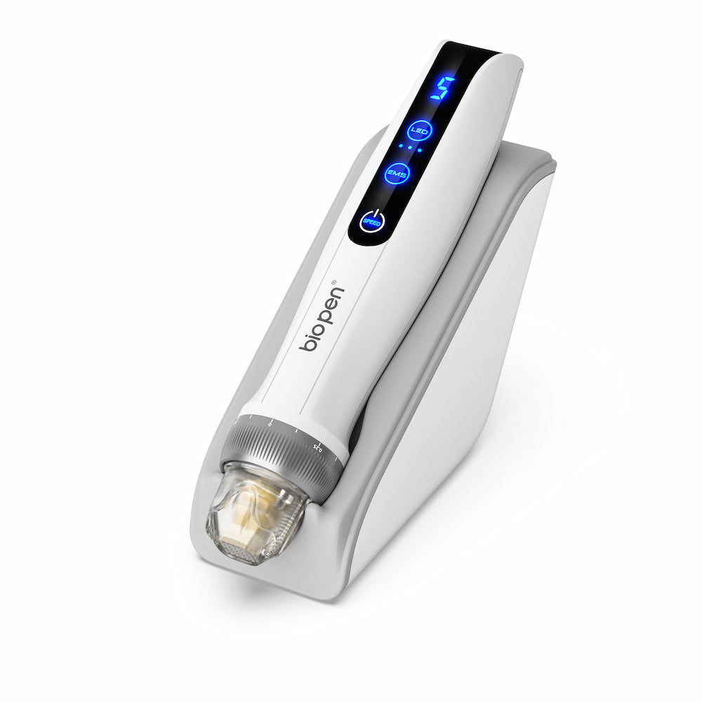 Biela BioPen Q2 microneedling-pero umiestnené v bielom stojane, s modrým digitálnym LED displejom a priehľadným modulom ihly.