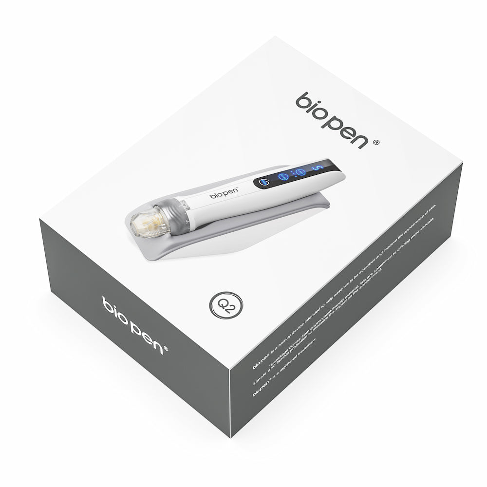 Biopen Q2 microneedling-pen visad på ovansidan av en vit och grå produktlåda med tydlig logotyp och bild av pennan på locket.