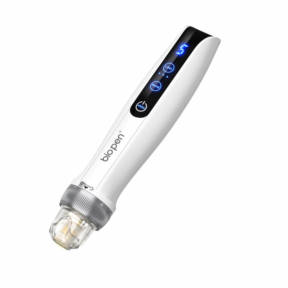 Biela BioPen Q2 microneedling-pero s digitálnym LED displejom, funkčnými tlačidlami a priehľadným modulom ihly.