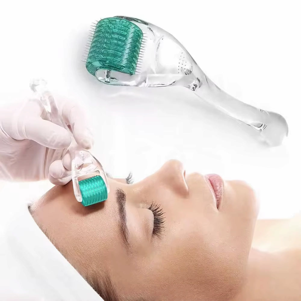 Dermaroller DRS 192 so 192 ihlami sa používa na microneedling ošetrenie tváre na zlepšenie štruktúry pokožky a stimuláciu kolagénu.