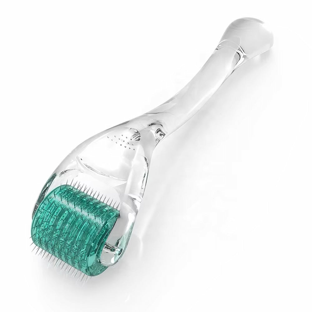 Dermaroller DRS 192 pre microneedling s priehľadnou rukoväťou a zeleným ihlovým valčekom, používa sa na stimuláciu kolagénu, zlepšenie štruktúry pokožky a zníženie jemných liniek.