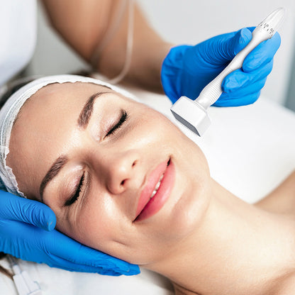 Profesionálna microneedlingová liečba s Dermastamp DRS 140A na tvári zákazníka pre omladenie pokožky a zlepšenie štruktúry pokožky.