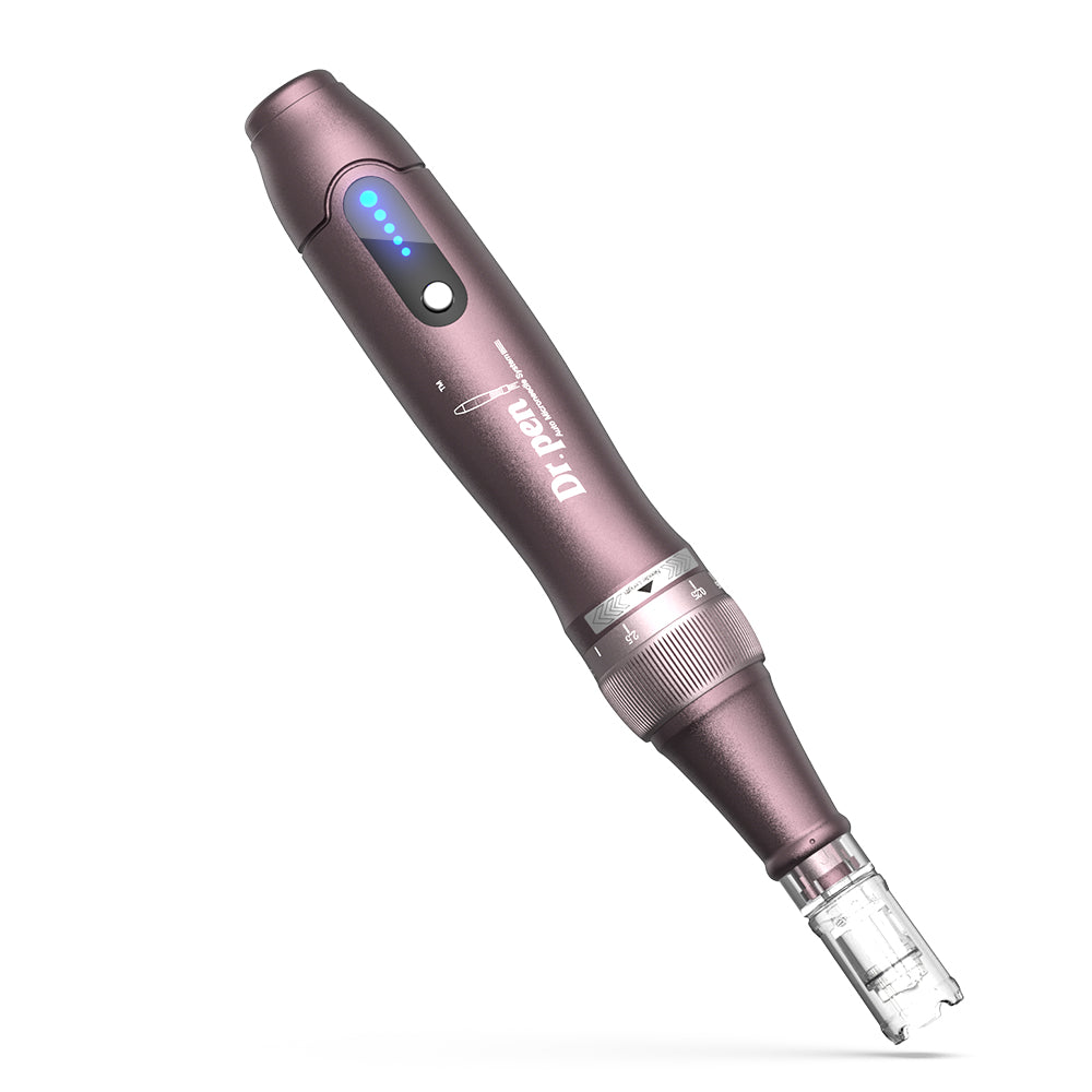 Dr. Pen A10 microneedling pero vo fialovej farbe s modrým LED indikátorom a ihlovou hlavicou pre presnú a profesionálnu starostlivosť o pleť.