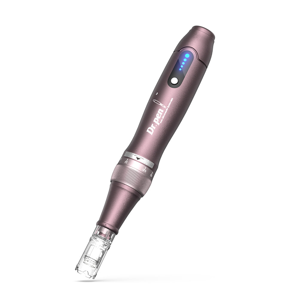 Dr. Pen A10 microneedling pero vo fialovej farbe s LED indikátorom a namontovanou ihlovou hlavicou pre presnú a profesionálnu starostlivosť o pleť.