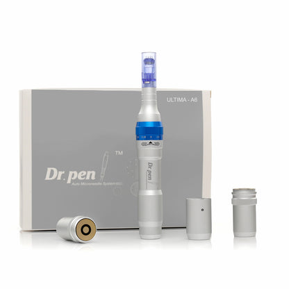 Dr. Pen A6 mikronáplňové pero v striebornej farbe s modrou náplňou, zobrazené spolu s vymeniteľnými batériovými časťami a originálnym balením.