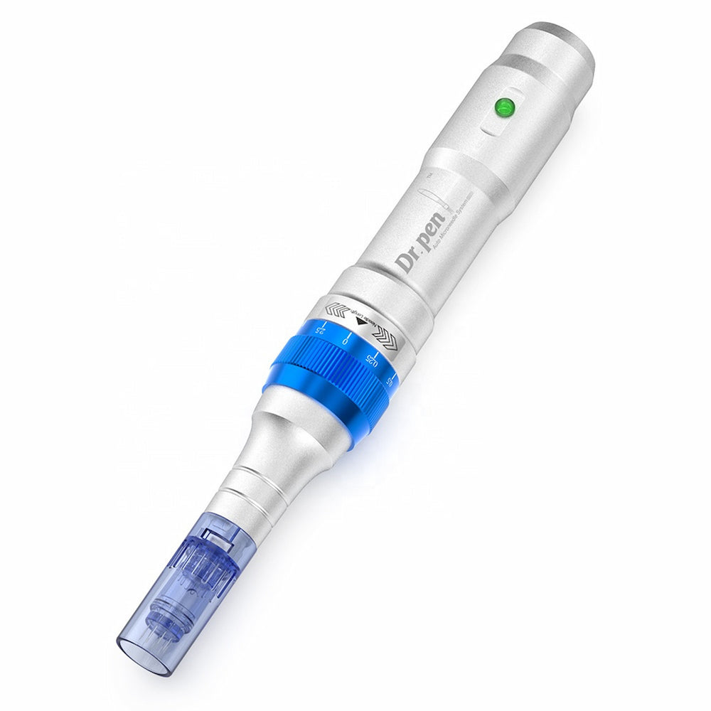 Dr. Pen A6 mikronáplňové pero v striebornej farbe s modrou náplňou a nastaviteľnou hĺbkou ihly pre profesionálne ošetrenie pleti.