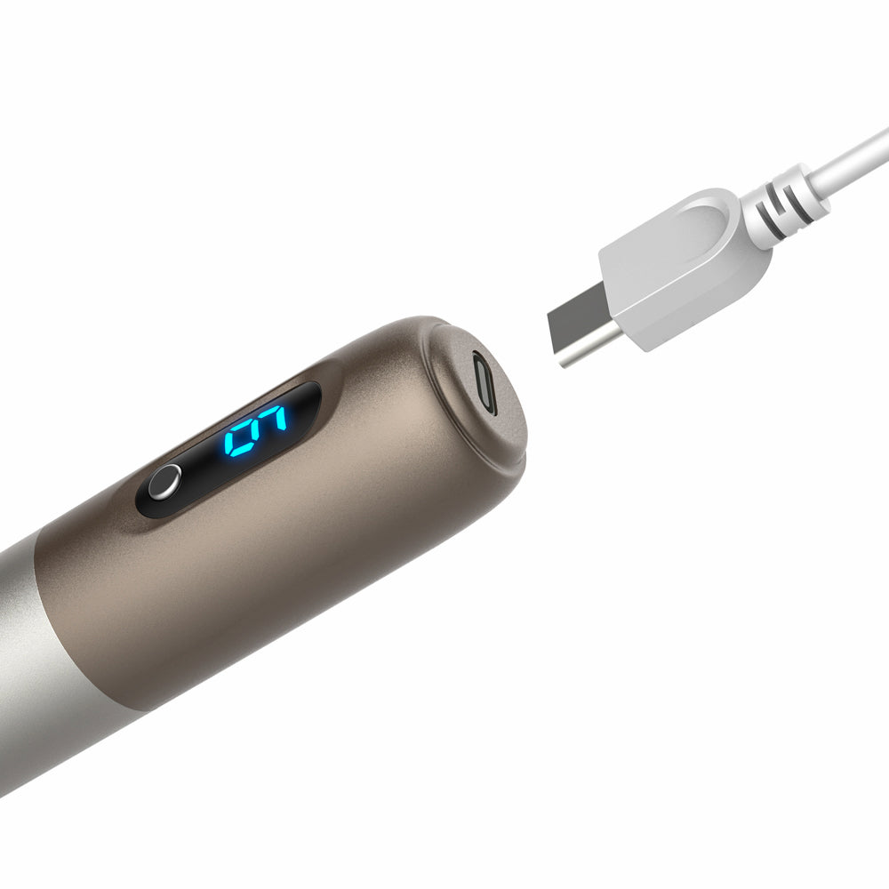 Detailný záber Dr. Pen H3 microneedling-pera s USB-C nabíjacím portom a digitálnym LED displejom, pripravený na rýchle a jednoduché nabíjanie.