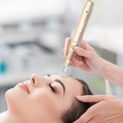 Osoba leží uvoľnene, zatiaľ čo terapeut vykonáva microneedling na čele so zlatým Dr. Pen M5. Terapeut drží pero oboma rukami pre presnosť.