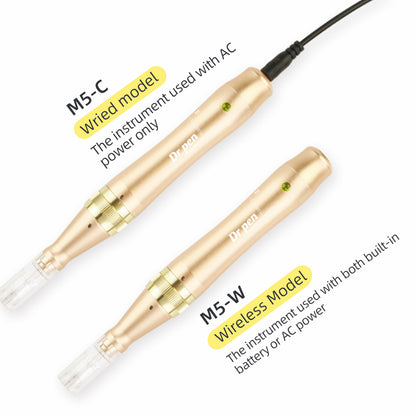 Porovnanie medzi Dr. Pen M5-C a M5-W microneedling-perami. M5-C je zobrazený ako model s káblovým pripojením, ktorý funguje iba s AC prúdom, zatiaľ čo M5-W je bezdrôtový model, ktorý možno použiť s vstavanou batériou aj AC prúdom. Obe perá sú ružovozlaté s namontovanými ihlovými modulmi.