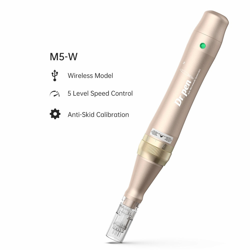 Produktový obrázok Dr. Pen M5-W bezdrôtové microneedling-pero v zlatej farbe s namontovaným ihlovým modulom. Naľavo je zobrazený text s funkciami: Bezdrôtový model, 5-stupňová kontrola rýchlosti a kalibrácia proti sklzu.