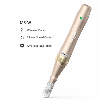 Produktový obrázok Dr. Pen M5-W bezdrôtové microneedling-pero v zlatej farbe s namontovaným ihlovým modulom. Naľavo je zobrazený text s funkciami: Bezdrôtový model, 5-stupňová kontrola rýchlosti a kalibrácia proti sklzu.