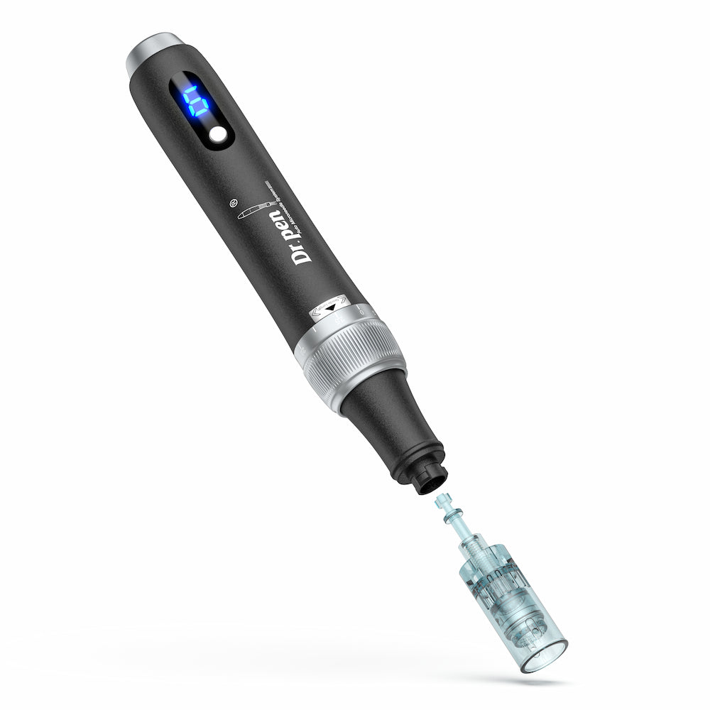 Dr. Pen M7S microneedling dermapen v čiernej farbe s odnímateľnou ihlovou hlavou na profesionálne ošetrenie pleti.