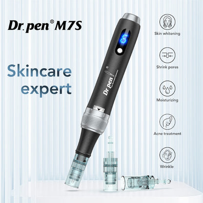 Dr. Pen M7S microneedling-pero s LED displejom a vymeniteľnými ihlovými kazetami, navrhnuté na profesionálne ošetrenie pleti, ktoré znižuje póry, hydratuje a zlepšuje štruktúru pleti.
