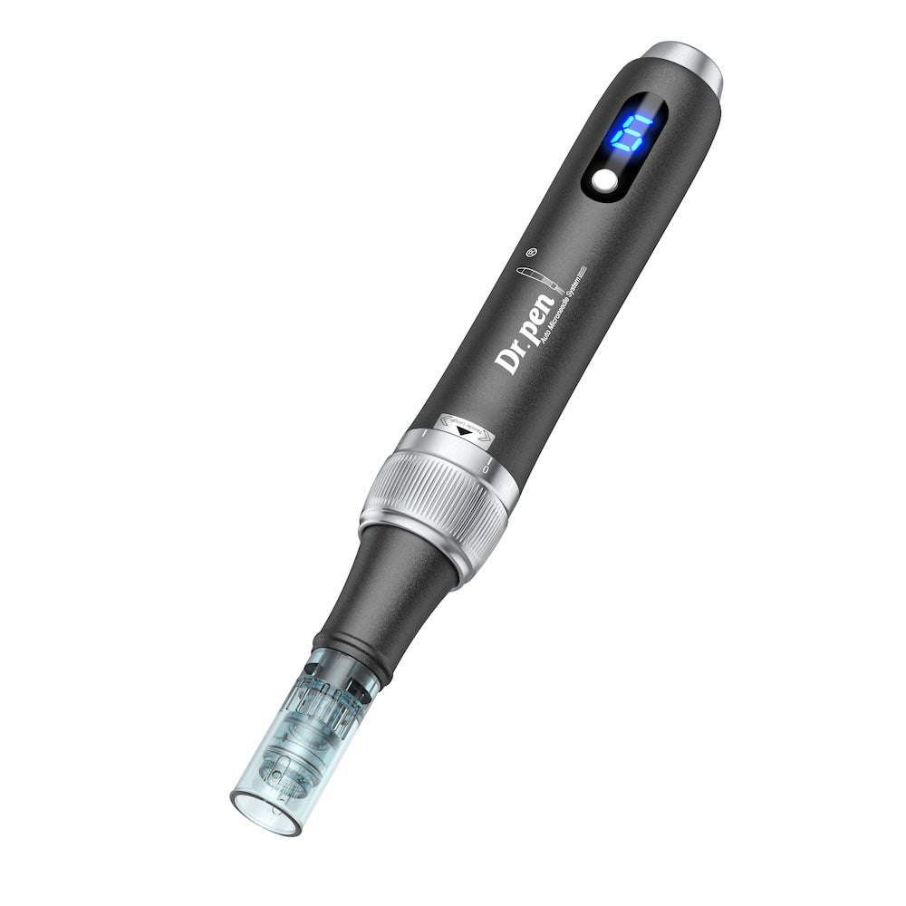 Dr. Pen M7S microneedling dermapen v čiernom prevedení s modrým digitálnym displejom a namontovanou ihlovou hlavou.