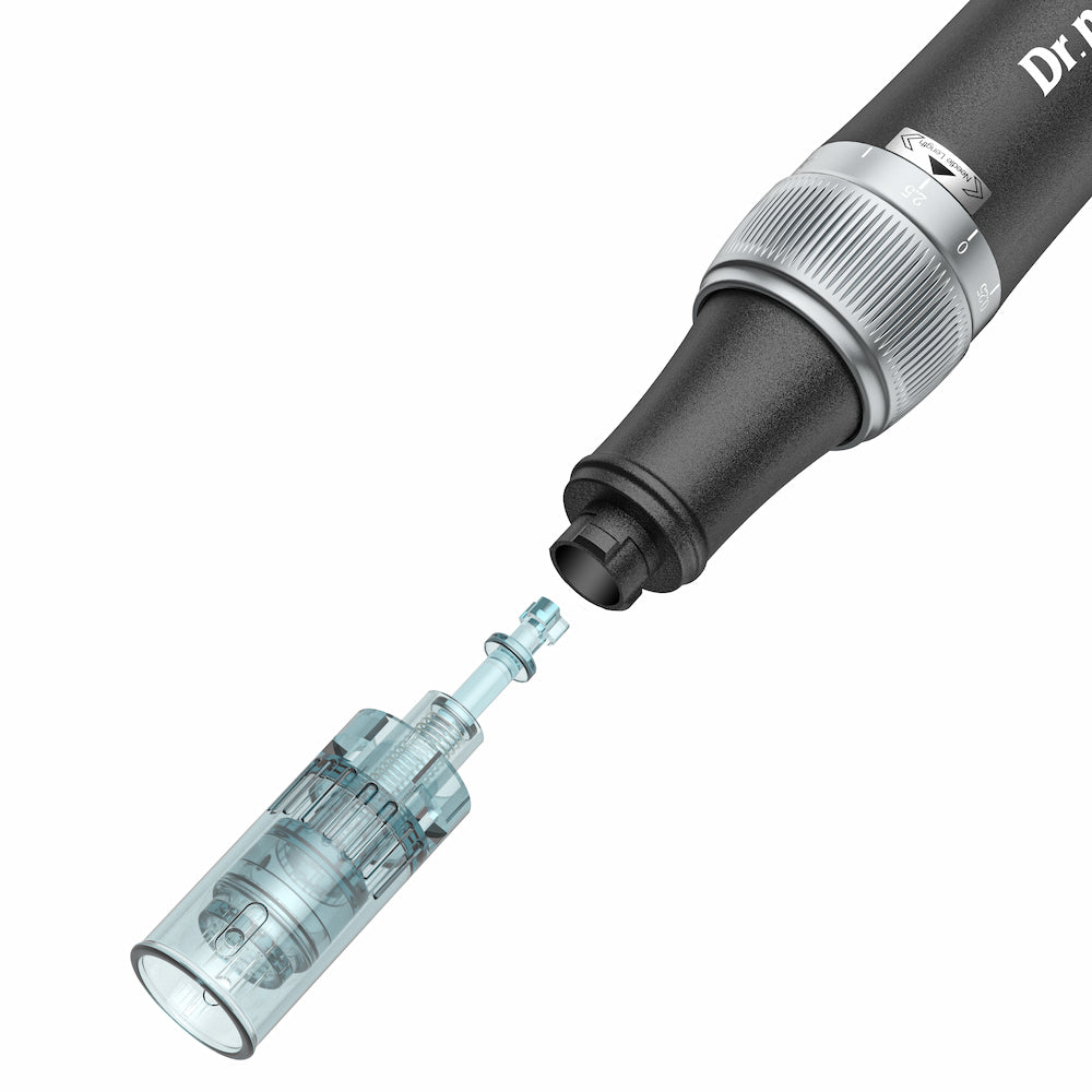 Detailný pohľad na Dr. Pen M7S microneedling dermapen s odnímateľnou ihlovou hlavou, ktorá je namontovaná na profesionálne ošetrenie pleti.
