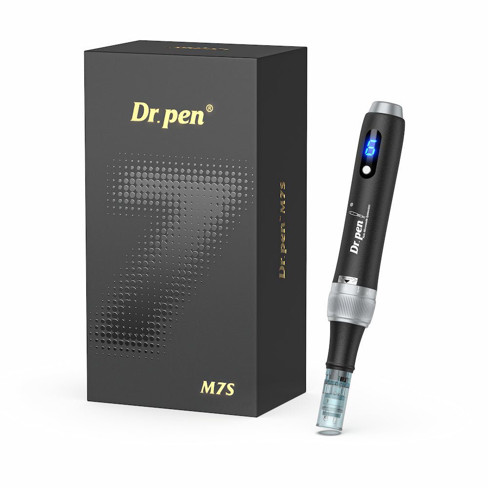 Dr. Pen M7S microneedling-pero s elegantným čiernym luxusným balením, LED displejom a ihlovou kazetou na profesionálne ošetrenie pleti.