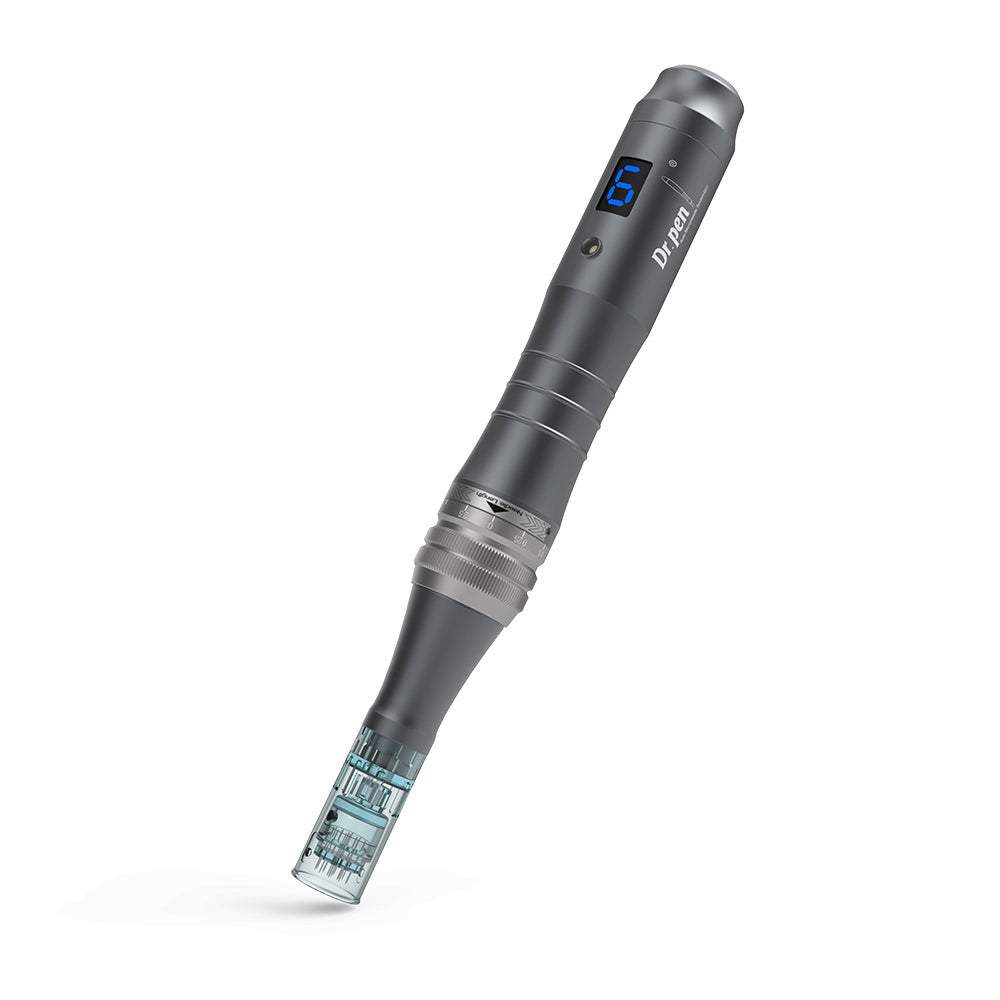 Dr. Pen M8 microneedling-pero v sivej úprave s modrým digitálnym displejom a namontovanou hlavicou ihly pre profesionálnu starostlivosť o pleť.