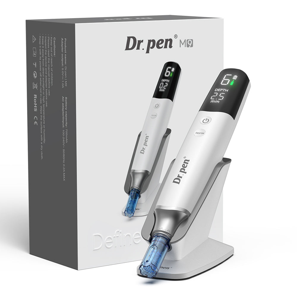 Dr. Pen M9 microneedling-pero s originálnym balením, nabíjacím stojanom a digitálnym displejom pre profesionálne ošetrenie pleti.