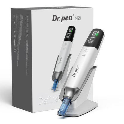 Dr. Pen M9 microneedling-pero s originálnym balením, nabíjacím stojanom a digitálnym displejom pre profesionálne ošetrenie pleti.