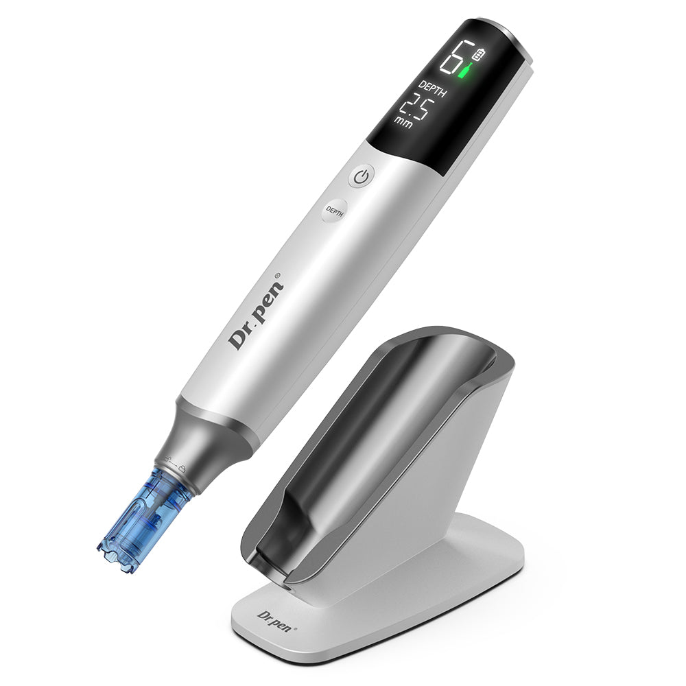 Dr. Pen M9 microneedling-pero s digitálnym displejom a priloženým stojanom pre bezpečný a profesionálny microneedling doma alebo na klinike.