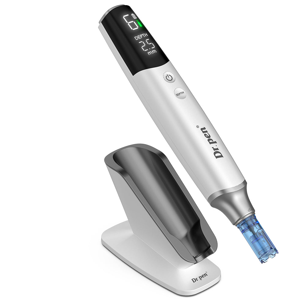 Dr. Pen M9 dermapen s digitálnym displejom, ihlovou kazetou a elegantným nabíjacím stojanom pre profesionálny microneedling a ošetrenie pleti.