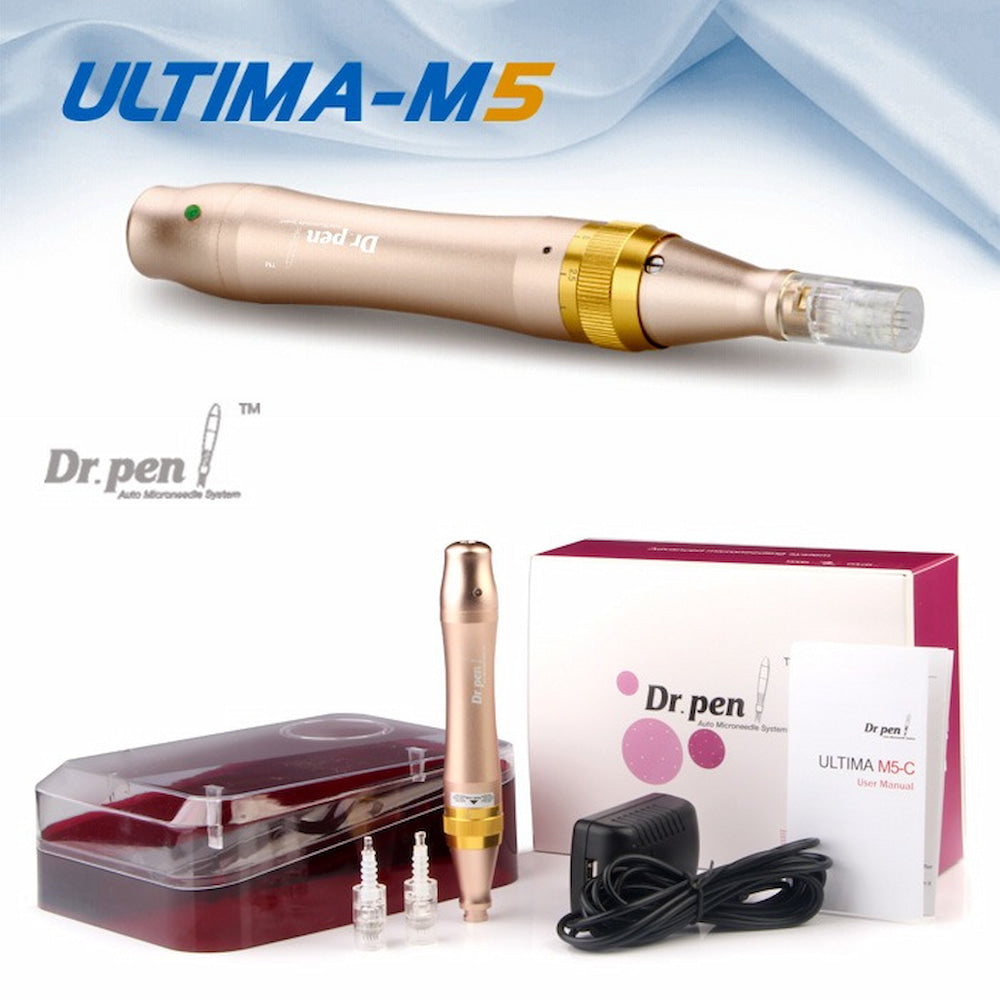 Dr. Pen Ultima M5 microneedling-pero v zlatej farbe s príslušenstvom, vrátane ihlovej kazety, ochranného puzdra, napájacieho adaptéra a používateľskej príručky. Horná časť obrázka zobrazuje pero v detailnom zábere a text „ULTIMA-M5“.
