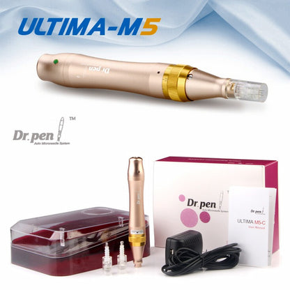 Dr. Pen Ultima M5 microneedling-pero v zlatej farbe s príslušenstvom, vrátane ihlovej kazety, ochranného puzdra, napájacieho adaptéra a používateľskej príručky. Horná časť obrázka zobrazuje pero v detailnom zábere a text „ULTIMA-M5“.