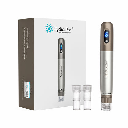 HydraPen h3 microneedling-pero s LED displejom rýchlosti, dvoma ihlovými kazetami a balením – profesionálne zariadenie na ošetrenie pokožky a aplikáciu séra.
