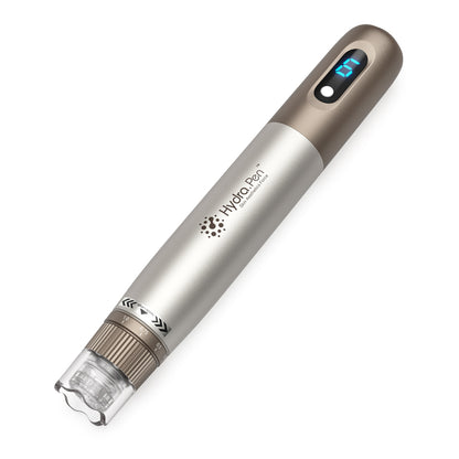 HydraPen H3 microneedling-pero v zlatej a striebornej s digitálnym displejom rýchlosti a modulom ihiel vpredu.