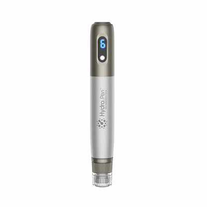 HydraPen h3 microneedling-pero v prednom pohľade s digitálnym LED displejom – profesionálny nástroj na omladenie pleti a infúziu séra.