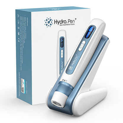 HydraPen H5 microneedling-pero v bielom a modrom dizajne umiestnené vo svojej nabíjacej stanici vedľa originálneho balenia, pre profesionálnu starostlivosť o pokožku a infúziu séra.