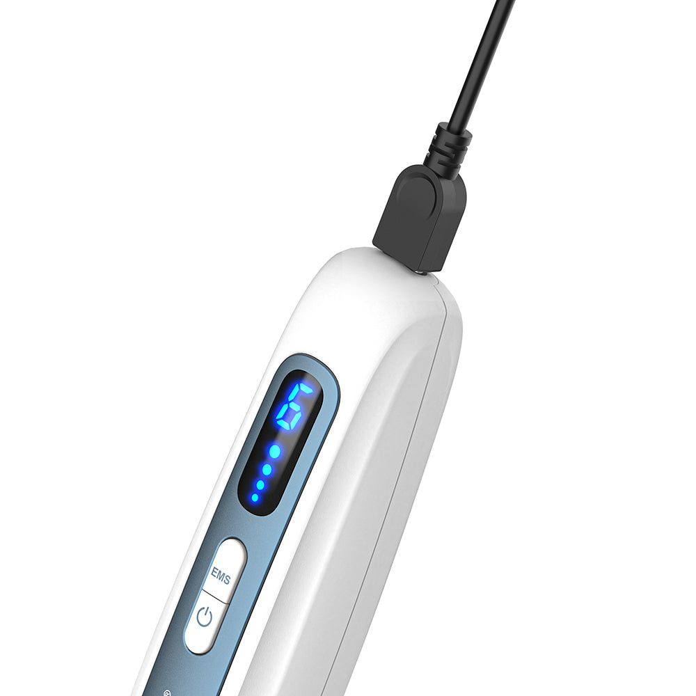 HydraPen H5 microneedling-pero nabíjané cez USB kábel, s jasným modrým digitálnym displejom rýchlosti a ovládacími tlačidlami.