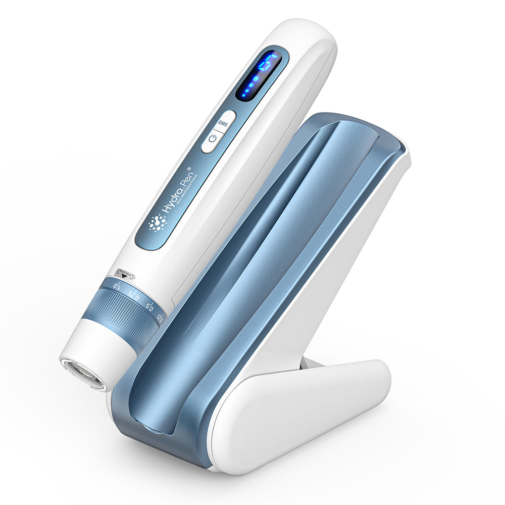 HydraPen H5 biela a modrá microneedling-pero umiestnené vo svojej nabíjacej stanici, pokročilé mikroneedlingové zariadenie pre efektívnu infúziu séra a omladenie pokožky.