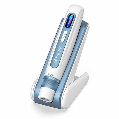 HydraPen H5 biela a modrá microneedling-pero stojace vo svojej nabíjacej stanici, pokročilé mikroneedlingové zariadenie pre infúziu séra a ošetrenie pokožky.