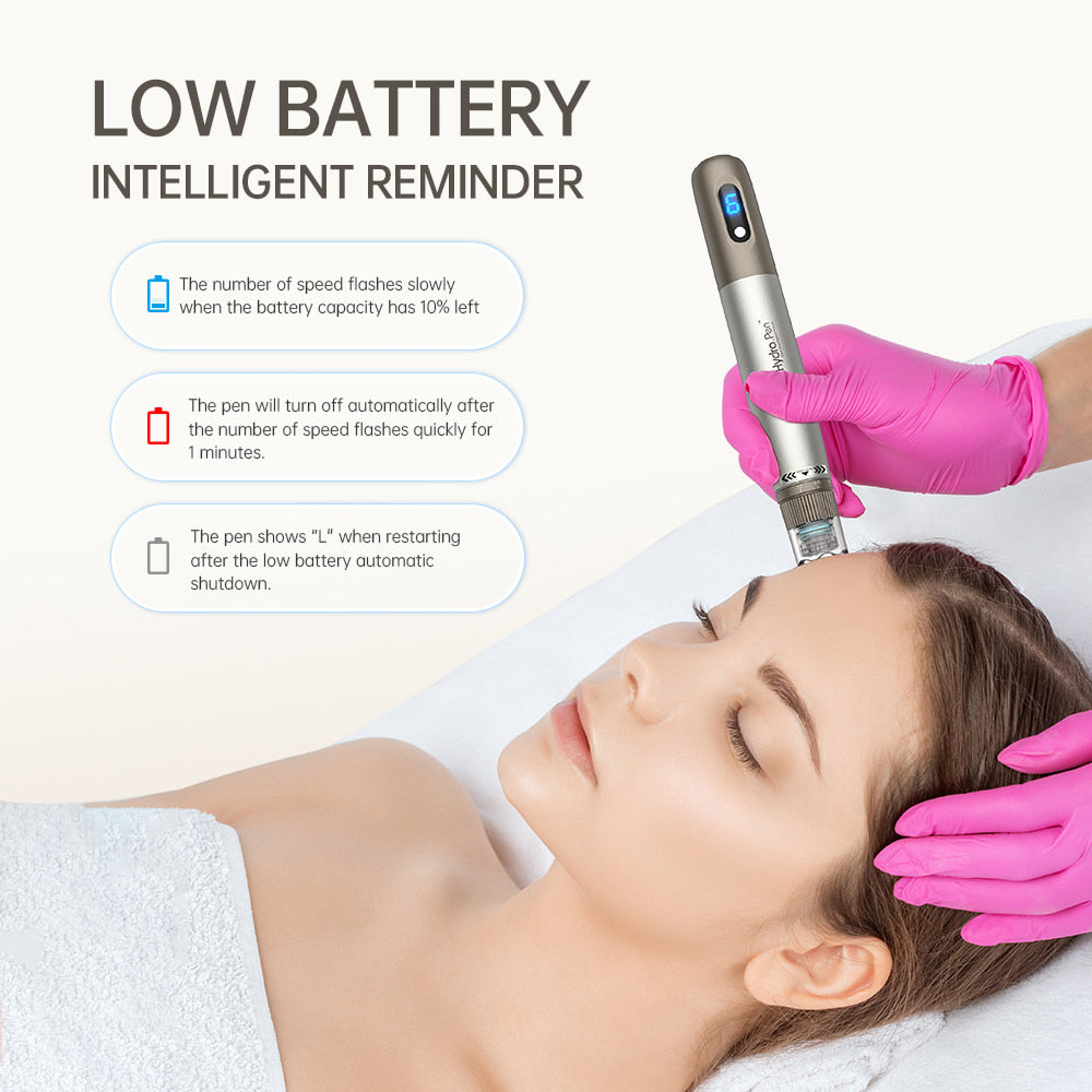 HydraPen h3 microneedling-pero, ktoré ukazuje nízku úroveň batérie, zatiaľ čo terapeut vykonáva ošetrenie tváre – inteligentná pripomienka batérie s automatickým vypínacím systémom.