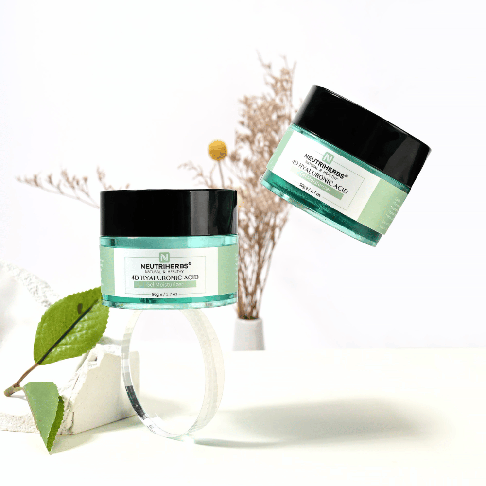 Lifestyle obrázok Neutriherbs 4D Hyaluronic Acid Gel Moisturizer 50 g. Dva tégliky hydratačného gélového krému sú prezentované v svetlom a štýlovom prostredí s prírodnými detailmi, ktoré navodzujú sviežu rutinu starostlivosti o pleť a intenzívnu hydratáciu.