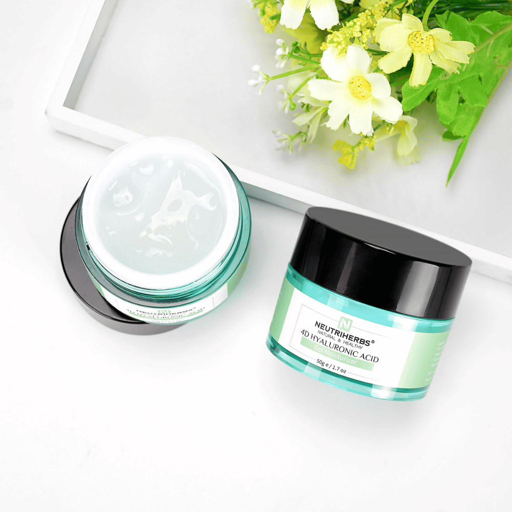 Otvorený a zatvorený téglik Neutriherbs 4D Hyaluronic Acid Gel Moisturizer 50 g. Obrázok zobrazuje ľahkú, sviežu konzistenciu gélového krému, ktorá sa rýchlo vstrebáva a poskytuje intenzívnu hydratáciu bez lepkavého alebo mastného pocitu na pokožke.