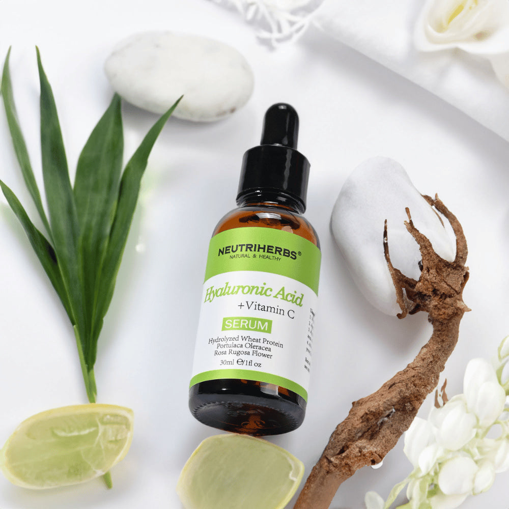 Neutriherbs Hyaluronic Acid + Vitamin C Serum 30 ml s kyselinou hyalurónovou a vitamínom C. Hydratačné pleťové sérum s prírodnými zložkami, ktoré posilňuje kožnú bariéru, dodáva jas a pomáha redukovať jemné linky.