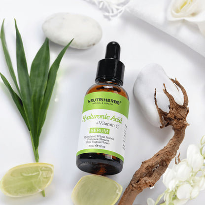 Neutriherbs Hyaluronic Acid + Vitamin C Serum 30 ml s kyselinou hyalurónovou a vitamínom C. Hydratačné pleťové sérum s prírodnými zložkami, ktoré posilňuje kožnú bariéru, dodáva jas a pomáha redukovať jemné linky.