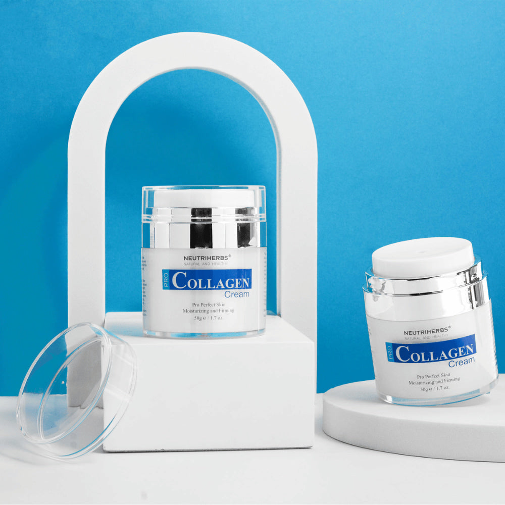 Neutriherbs Pro Collagen Cream 50 g odfotený na modrom pozadí. Dva produktové obrázky ukazujú elegantný téglik s krémom a vzduchotesné pumpičkové balenie, ktoré pomáha zachovať kvalitu produktu a umožňuje hygienické dávkovanie.