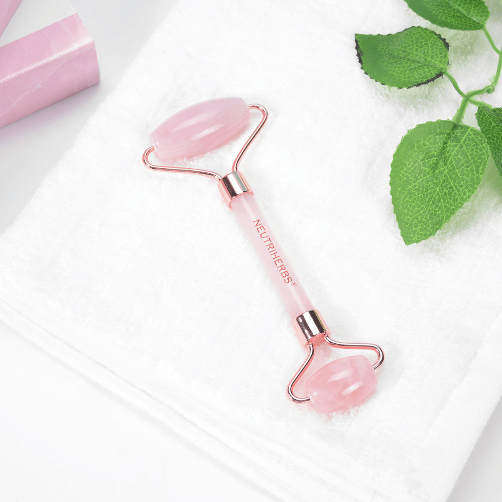 Neutriherbs Rose Quartz Face Roller z ružového kremeňa na jemnú masáž tváre a starostlivosť o pleť.