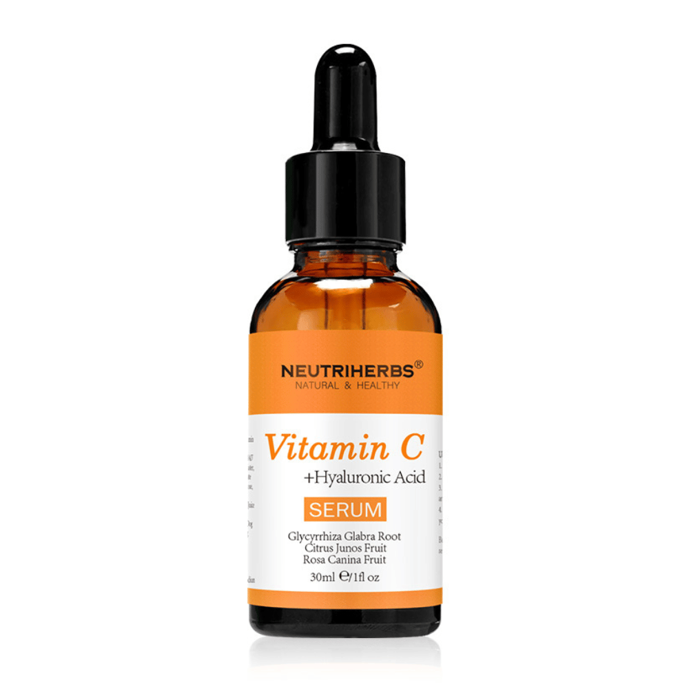 Neutriherbs Vitamin C + Hyaluronic Acid Serum 30 ml na bielom pozadí. Pleťové sérum s vitamínom C a kyselinou hyalurónovou, ktoré hydratuje pokožku, dodáva jej väčší jas a prispieva k rovnomernejšiemu tónu pleti.