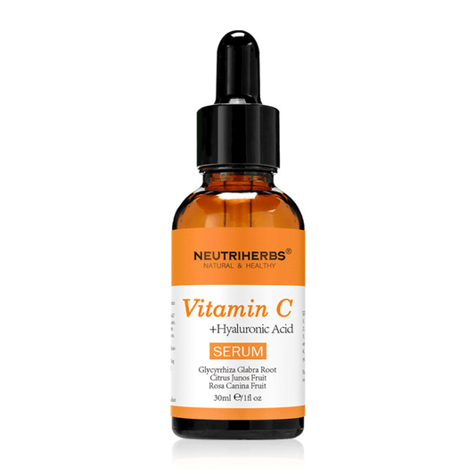 Neutriherbs Vitamin C + Hyaluronic Acid Serum 30 ml na bielom pozadí. Pleťové sérum s vitamínom C a kyselinou hyalurónovou, ktoré hydratuje pokožku, dodáva jej väčší jas a prispieva k rovnomernejšiemu tónu pleti.