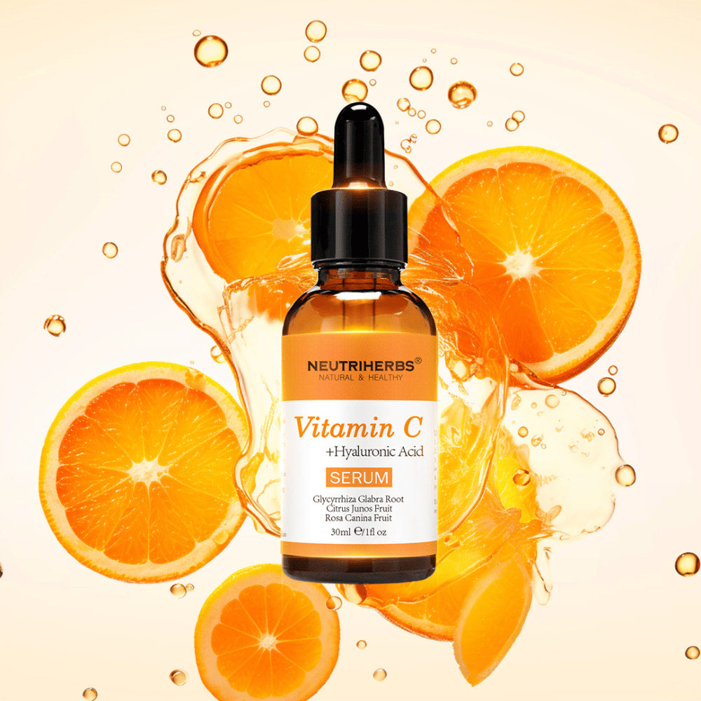 Neutriherbs Vitamin C + Hyaluronic Acid Serum 30 ml s plátkami pomaranča a striekancami citrusovej šťavy. Produktový obrázok, ktorý zvýrazňuje obsah vitamínu C a kyseliny hyalurónovej v sére pre intenzívnu hydratáciu, väčší jas a rovnomernejší tón pleti.